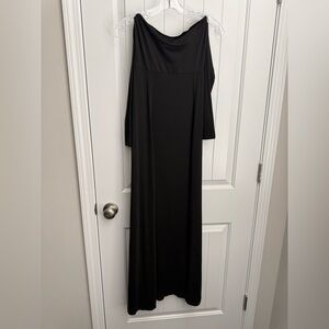 Elegant Black Off-Shoulder Evening Gown with Split Thigh
